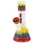 En klar, gennemsigtig glasbong med en beaker-base, der har en runde, stabil bund. Glasset er prydet med en farverig rasta-inspireret dekor, der omfatter grønne, gule og røde striber. Den lange hals har en glat tekstur, og toppen afsluttes med en bred åbning. Der er en indbygget percolator og et skudrør.