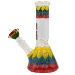 En krystal beaker i klar glas med en højde på 21 cm præsenterer sig med en bred, stabil bund og en slank, konisk form, der afsluttes med en flad kant. Beakeren har farver i rød, grøn og gul, der danner et rasta-mønster, og en indvendig rørformet struktur. Overfladen skinner med en glat, transparent tekstur, der fremhæver de farverige detaljer.