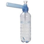 En blå bong-maker i plast med en længde på 160 mm. Den har en slank, cylindrisk form med en glat overflade og let buede kanter. Toppen er forsynet med et rundt, åbent hul, mens bunden har en stabil base. Farven er ensartet, og materialet har en let gennemsigtig effekt, der fremhæver dens struktur.