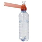 En rød bong-maker i plast med en længde på 160 mm præsenterer sig med en glat overflade og en buet form. Den har en bred åbning øverst og en smalere, afrundet bund. Der er tydelige markerede linjer, som angiver måleintervaller. Materialet fremstår robust og holdbart, mens den røde farve giver et iøjnefaldende udtryk.