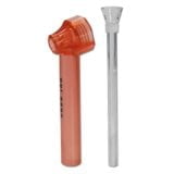 En rød bong maker med en længde på 160 mm præsenterer sig med en slank, cylindrisk form. Overfladen har en glat, skinnende tekstur, der reflekterer lys. Der er en tydelig åbning i toppen, og en mindre åbning i bunden. Knapper eller symboler er fraværende, hvilket giver et minimalistisk udtryk. Farven er ensartet, med en mat finish.