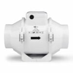 En ventilationskanal i metal med en diameter på 125 mm præsenteres. Den har en glat, sølvgrå overflade, der reflekterer lys svagt. I den ene ende ses en indgang til tilslutning, mens den anden ende er lukket af. Der er synlige samlinger, som sikrer en tætsluttende forbindelse. En label med tekniske specifikationer er placeret nær tilslutningen.