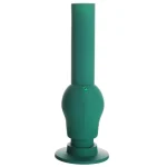 En lille bong i grøn gummi, formet som et kranium. Den har en glat overflade med en dyb grøn farve og en blank finish. Øjnene og næsen er skåret ud i detaljerede former, hvilket giver et skræmmende udtryk. Bongens mundstykke er placeret på toppen, og der er en lille skål til stoffer ved siden af.