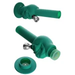 En mini bong i gummiformet som et kranie præsenteres i en grøn nuance. Den har glatte, buede former med en blank overflade, der reflekterer lys. Øjne og næsebor er tydeligt udformet, hvilket giver et detaljeret udtryk. Bunden er flad for stabilitet, og der er en åbning til rør, der fører ind i kraniet.