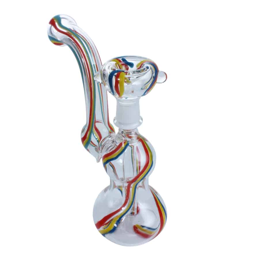 En rund, transparent skål med en diameter på 16 cm dominerer beskrivelsen. Skålen har en glat overflade og er lavet af glas, hvilket giver den en klar og lys refleksion. Den er prydet med et subtilt, farverigt mønster, der tilføjer en let textur. Kanten er let buet, hvilket skaber en blød silhuet.
