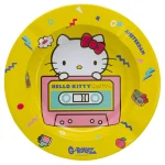 Asken er rund med en flad bund og en opadgående kant. Overfladen prydes af et farverigt mønster med figurer af Hello Kitty, der er tegnet i en sød, cartoonet stil. Farverne inkluderer pastelrosa, hvid og sort. Der er tydelige detaljer og konturer, som giver dybde til designet. Asken har en glat, blank finish, der reflekterer lys.