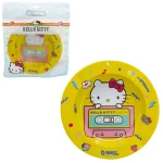 Asken til cigaretter har en rund form og er fremstillet af keramik. Overfladen prydes af en glat, glänsende finish i lyserøde og hvide nuancer. Mønsteret inkluderer det velkendte figurmotiv af Hello Kitty, som er placeret centralt. Kanten er let hævet, og der er et lille indhak til cigaretter. Bunden er flad og stabil.