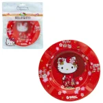 Et rødt askebæger prydet med Hello Kitty-motiver i sort og hvid. Askebægeret har en glat, skinnende overflade og en rund form med en lille kant. Det er forsynet med en dyb indvendig skål og to åbninger til cigaretter. Mønstrene viser den ikoniske figur i forskellige positurer, hvilket tilføjer et legende element til designet.