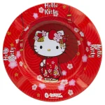 Askeholderen har en rund, flad form med en rød baggrund prydet af Hello Kitty-illustrationer i en blød, pastelfarvet palette. Overfladen har en glat, skinnende glasur, mens kanten er let hævet med små indhak til aske. Mønsteret består af karakteristiske elementer som sløjfer og ansigtstræk, der skaber en legende, ungdommelig æstetik.
