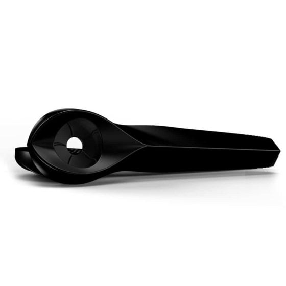 En høj, cylindrisk pibe i rustfrit stål pryder midten af kompositionen. Overfladen har en glinsende finish, der reflekterer lys og skaber en metallisk effekt. Piben har en ensartet, sølvfarvet tone, mens den nederste del er udstyret med en sort gummiring, der tilføjer kontrast. Toppen afsluttes med en skrue, der er forsynet med en flad hovedform.