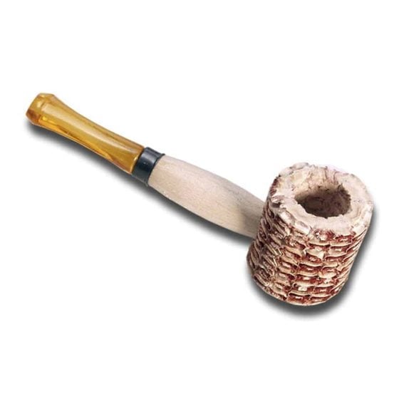 En lille majs-pibe måler 90 mm i længden og har en glat, cylindrisk form. Den er fremstillet af lys, naturlig majsfarvet materiale, der giver en let, organisk fornemmelse. Overfladen er ensartet uden synlige knapper eller mønstre. Piben har en bred åbning i den ene ende og en smalere, afrundet ende, der fungerer som mundstykke.