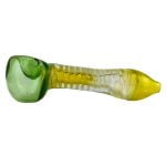 En klar glaspipe med en længde på 130 mm præsenterer sig med bløde buer og en glat overflade. Den har en let svungen form, der giver en ergonomisk greb. Farven er gennemsigtig, hvilket fremhæver de indviklede mønstre i glasset. Pipehovedet er let udvidet, og der er en lille åbning til luftstrømmen.