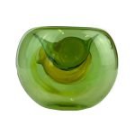 En glas pibe med en længde på 130 mm præsenterer sig i gennemsigtigt og farvet glas. Piben har en buet form med en bred åbning for enden. Farverne varierer fra dyb grøn til klar, med et mønster, der minder om naturens nuancer. Den har en glat overflade og en tydelig skillelinje mellem de forskellige farver.
