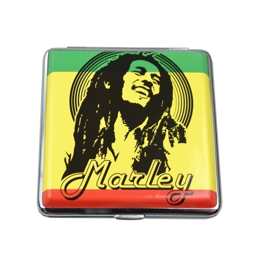 Cigaretetuiet præsenterer sig i en rektangulær form med en mat overflade. Det domineres af farverne grøn, gul og rød, der danner et rasta-inspireret mønster. Foran ses et detaljeret portræt af Bob Marley, omgivet af en sort kant. Åbningen til etuiet er afrundet, og der er en diskret hængsel i siden, der muliggør adgang til indholdet.