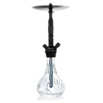 En sort shisha med glatte, elegante linjer og en højde på 47 cm. Den har en cylindrisk vandbeholder med en glansfuld overflade og en let buet hals. Slangen er vævet i en mørk tekstil, mens mundstykket er i metal. Øverst sidder en skål med en glat overflade, der er designet til at passe perfekt til hoveddelen.