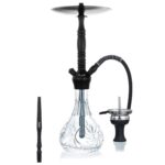 En sort vandpibe med en elegant, slank form og en højde på 47 cm. Den har en glat, mat overflade og en buet hals, der fører til en bred skål. Slangen er i sort, og mundstykket har en metalfinish. Bunden er en stabil, rund base, designet til at holde vandpiben sikkert på plads. Det samlede udtryk er moderne og stilfuldt.