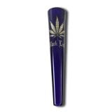 Et sort bladformet chillum i blå glas præsenteres med en længde på 150 mm. Chillummet har en glat overflade med en dyb, glansfuld finish, der reflekterer lys. Den blå farve varierer let i nuancer, hvilket skaber en interessant visuel dybde. Formen er strømlinet med en bred åbning i den ene ende og en smalere del, der fører til den anden ende.