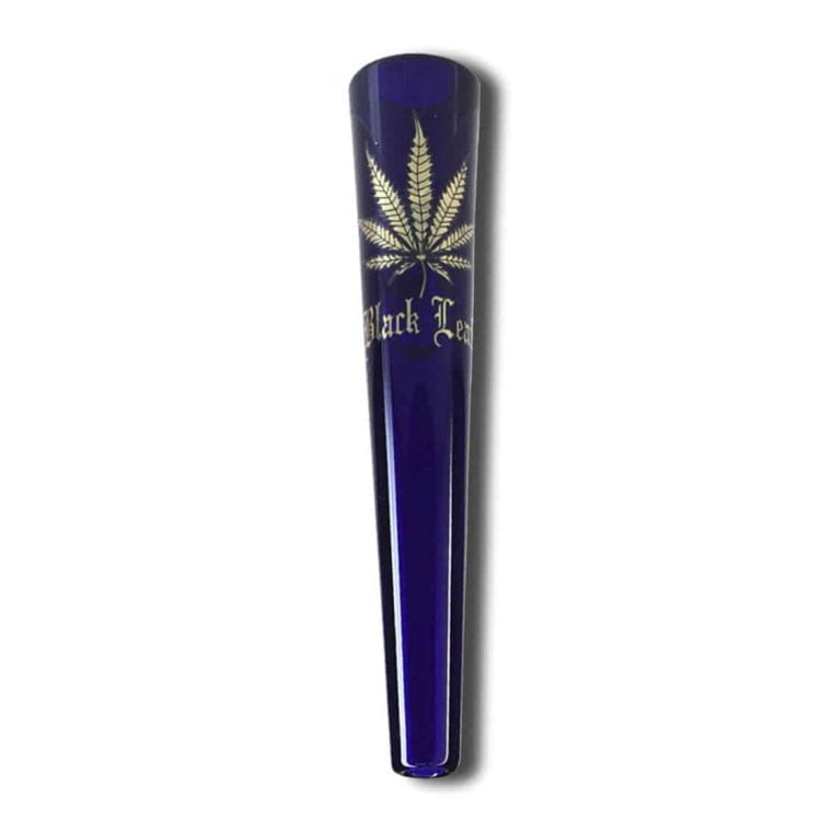 Et sort bladformet chillum i blå glas præsenteres med en længde på 150 mm. Chillummet har en glat overflade med en dyb, glansfuld finish, der reflekterer lys. Den blå farve varierer let i nuancer, hvilket skaber en interessant visuel dybde. Formen er strømlinet med en bred åbning i den ene ende og en smalere del, der fører til den anden ende.