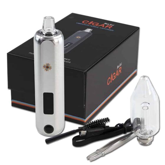 En sort vaporizer med en glat, mat overflade pryder midten af beskrivelsen. Den har en ergonomisk form med bløde kurver og en tydelig, oval åbning til inhalation. Knapperne er diskret placeret på en side og fremstår i en metalfinish. Det sorte bladmotiv er subtilt integreret i designet, hvilket tilføjer en dekorativ detalje.
