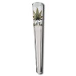 Et sort glas chillum med en længde på 230 mm præsenterer sig med en slank, cylindrisk form. Overfladen har en glat tekstur med en dyb, ensartet sort farve. I den ene ende er der en bred åbning, mens den anden ende er smalere. Chillummet har en subtil, svagt gennemsigtig effekt, der giver en elegant finish.