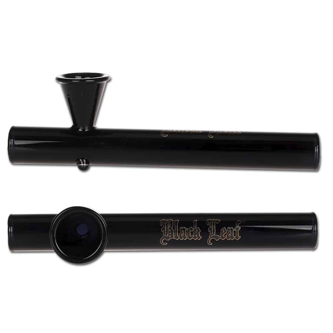 En sort, glat overflade pryder en shotgun med en længde på 15 cm. Skæftet har en let buet form og er fremstillet af et robust materiale med en mat finish. En bladformet detalje er indgraveret på siden, og der er tydelige linjer og kanter, der skaber et elegant udtryk. Knapperne er diskrete og integrerede i designet.