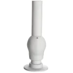 En mini bong i hvid farve med en skulpturel kraniumform. Overfladen er glat og blank, fremstillet af gummi. Bongen har en buet hals, der leder til en bred åbning. Base er stabil og rund, hvilket giver en solid støtte. Der er en lille, indbygget skål til stoffer, placeret på siden af bongen.