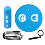En kompakt vaporizer med en slank, moderne form, fremstillet af metal og plast. Den har en mat sort overflade med en glinsende sølvkant øverst. Der er et digitalt display med klare, hvide tal og symboler. Knapperne er placeret under skærmen og har en let afrundet form. Enheden har en diskret, ergonomisk udformning og en let tekstur.