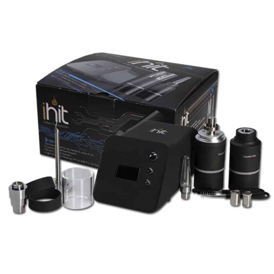 En kompakt vaporizer præsenterer sig med en slank, metalgrå overflade og bløde, afrundede kanter. Den har en digital skærm med tydelige tal og symboler, samt to knapper til justering. En titanium varmelegeme er synligt, mens en perleformet mundstykket er placeret i toppen. Enheden har et minimalistisk design, der fremhæver funktionalitet og elegance.