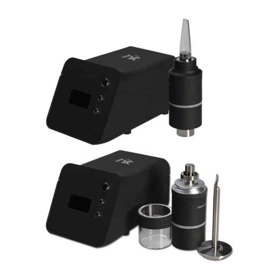 Flowermate iHit enail vaporizer præsenterer en slank, sølvfarvet titaniumkonstruktion med en glat overflade. Den har en cylindrisk form med en afrundet top og en tydelig digital skærm, der viser temperaturindstillinger. Knapper til justering er placeret på fronten, mens en lille, gennemsigtig slange til luftgennemgang er tilsluttet enhedens side. Minimalistisk design med funktionelle elementer.