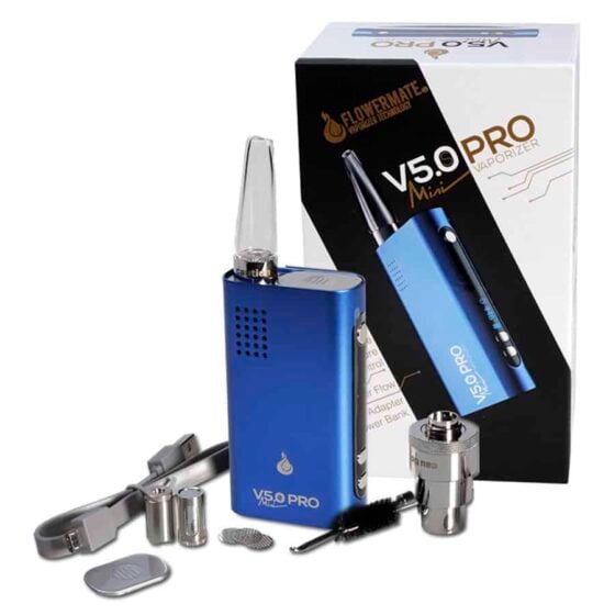 Flowermate V5.0 Pro Mini er en kompakt vaporizer i en dyb blå farve med en glat overflade. Den har en afrundet form og en digital skærm, der viser temperaturindstillinger. Et par knapper er placeret på fronten, mens en luftkanal strækker sig fra toppen til den bageste del. Materialet ser ud til at være holdbart plast, hvilket giver et moderne udtryk.