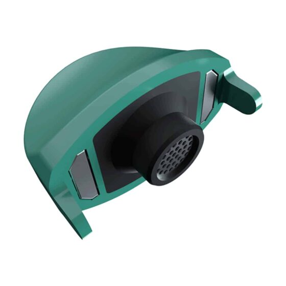 En sort vaporizer med en slank, cylindrisk form præsenterer sig med en mat overflade. Den har en tydelig, lys skærm på forsiden, der viser forskellige indstillinger. Øverst er der en mundstykke i rustfrit stål, der er let buet. Enheden har også en knap til betjening og et lille logo placeret diskret. Farverne er primært sorte og grå.
