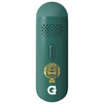 En kompakt vaporizer præsenterer sig i en sort og grøn farvekombination med en glat, mat overflade. Den har en ergonomisk form med afrundede kanter og en digital skærm, der viser temperatur og batteriniveau. Der er en knap til betjening og små lufthuller, der sikrer ventilation. Det samlede design udstråler modernitet og funktionalitet.