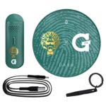 En kompakt vaporizer med en slank, sort og mat overflade. En rund, gennemsigtig skærm viser temperaturindstillinger og batteriniveau. En sølvfarvet knap er placeret på siden, og en fin, metalagtig ventilationsåbning er synlig. En lille, aftagelig mundstykke i gennemsigtig plast afslutter enheden, som har en moderne og stilren form.