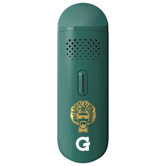 En kompakt vaporizer præsenterer sig i en sort og grøn farvekombination med en glat, mat overflade. Den har en ergonomisk form med afrundede kanter og en digital skærm, der viser temperatur og batteriniveau. Der er en knap til betjening og små lufthuller, der sikrer ventilation. Det samlede design udstråler modernitet og funktionalitet.