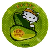 Askeholderen præsenterer en rund form med bløde kanter, udført i keramik. Overfladen er dækket af en lys, pastelgrøn farve, der skaber en blid kontrast til de detaljerede, farverige illustrationer af Hello Kitty og avocadoer. Mønsteret er legende og grafisk, med klare linjer og farver, der tilføjer en livlig stemning.