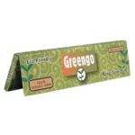 King size slim papir i en naturlig beige farve med en let gennemsigtig tekstur. Papiret er strakt ud i en lang, smal form, der gør det velegnet til rullede produkter. Der er små, diskrete mærker langs kanten, der angiver producenten. Overfladen er glat med en fin finish, der fremhæver dets plantebaserede indhold.