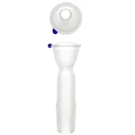 En konisk skål præsenterer sig med en glat, hvid porcelænsoverflade. Skålen har en skarp, geometrisk form, der smalner mod bunden. Den er forsynet med en let buet kant, som tilføjer elegance. Indersiden er blank, mens ydersiden har en mat finish. Skålen står stabilt på en jævn bund, hvilket giver et minimalistisk og tidløst udtryk.