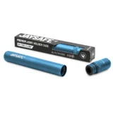 En blå joint tube med en længde på 110 mm præsenterer sig med en slank, cylindrisk form. Overfladen er glat og skinnende, hvilket fremhæver den ensartede blå farve. Der er en skruehætte, der passer tæt og sikrer indholdet. Tuben har en subtil tekstur, der giver et godt greb, og der er muligvis indgraverede symboler eller tekst på hætten.