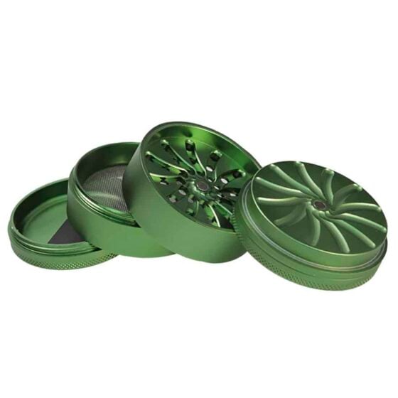 En grøn masher grinder med en diameter på 52 mm præsenterer sig med en glat, mat overflade. Den har en rund form med en let buet top og en skarp kant i bunden. Indvendigt ses skarpe tænder i en cirkulær formation, der er designet til at knuse og male. Der er også små åbninger til at slippe det kværnede materiale ud.