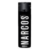 En sølvfarvet lighter med et slankt, rektangulært design prydet med et detaljeret mønster, der forestiller en kranietype. Lighterens overflade har en metallisk glans, mens knappen til tænding er placeret på forsiden. Kraniet har mørke øjne og en skyggeeffekt, hvilket giver et dramatisk udtryk. Lighteren har en solid konstruktion med skarpe kanter.