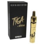 Atmos Shine Kiln RA Kit i guldudgave præsenterer en elegant, glat overflade med en dyb, metallisk glans. Sættet inkluderer forskellige former, der skaber en harmonisk sammensætning. Det består af flere komponenter, hver med præcise kanter og en ensartet finish. Teksturerne varierer fra glatte til let strukturerede, hvilket tilføjer visuel interesse. Det samlede design udstråler en moderne æstetik.