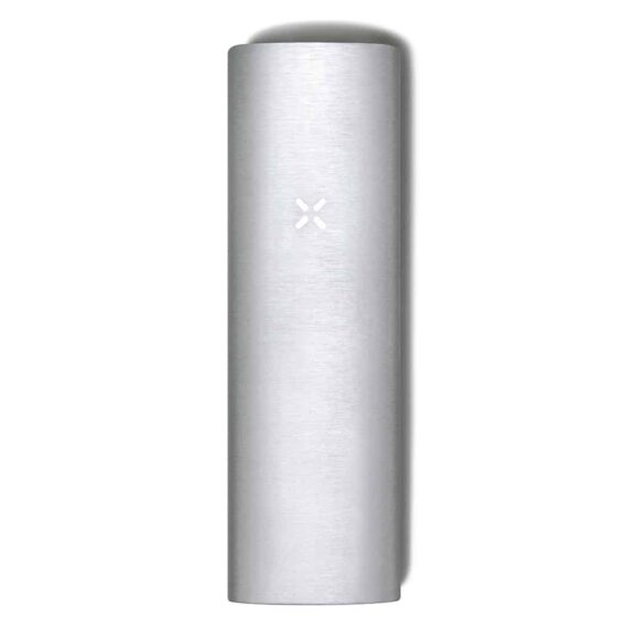PAX 2 enheden præsenterer sig i en slank, rektangulær form, dækket af en metalisk sølvgrå overflade med en mat finish. Enheden har en enkelt, diskret knap på forsiden, omkranset af en let buet kant. Det medfølgende tilbehør inkluderer en række små, sorte komponenter i forskellige former og størrelser, som er arrangeret i en sort opbevaringsæske.