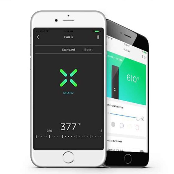 Vaporizerens krop er slank og rektangulær med en metaloverflade, der har en børstet finish i mørkegrå nuancer. På fronten er der en digital skærm med tydelige tal og symboler, omgivet af et sort plastikramme. En glat, rund knap til betjening er placeret under skærmen. Der ses også en afrundet mundstykke i transparent materiale øverst.
