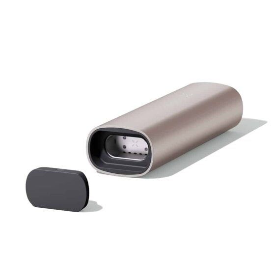 PAX 3 vaporizer i sandfarvet tone præsenteres med en slank, rektangulær form. Overfladen har en mat finish, der giver en blød tekstur. En diskret LED-indikator er placeret på fronten, og der er en magnetisk låg, der afslører en keramisk ovn. Knapperne er let tilgængelige og har en glat overflade. Det hele udstråler et moderne design.