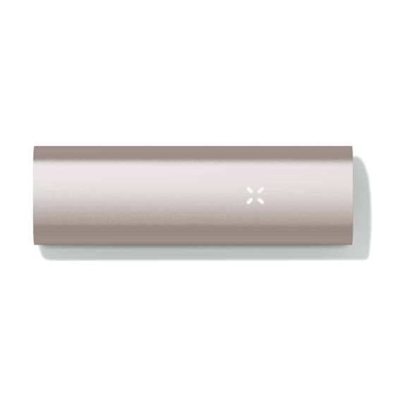 En vaporizer i sandfarvet plastik med en glat overflade og afrundede kanter. På forsiden er der en digital skærm med tydelige tal og symboler. Der er en enkelt knap placeret under skærmen. En lille, gennemsigtig beholder til urter er synlig øverst, og en slange til inhalation er tilsluttet. Mønstret på enheden er minimalistisk og moderne.