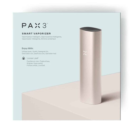 PAX 3 vaporizer præsenterer sig i en sandfarvet metalfinish med en glat og mat tekstur. Den aflange form er strømlinet med afrundede kanter. En lille, diskret LED-indikator er placeret på forsiden, og der er et aftageligt mundstykke i sort plast. Enheden har en minimalistisk, moderne æstetik uden synlige knapper, hvilket giver et elegant udtryk.