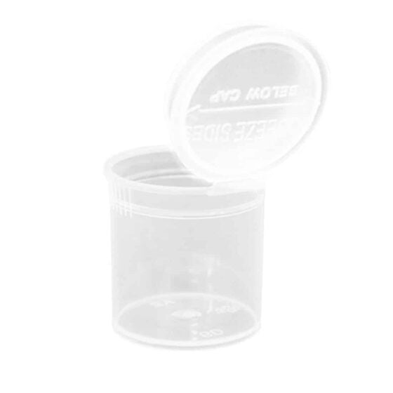 En gennemsigtig plastbeholder med en skruelåg, der har en metallisk finish. Beholderen er cylindrisk med en glat overflade og en etikette, som angiver indholdet. Etiketten er hvid med sort tekst, der præsenterer information om vægt og produkt. Den gennemsigtige kvalitet giver mulighed for at se indholdet, som er fint, hvidt pulver.