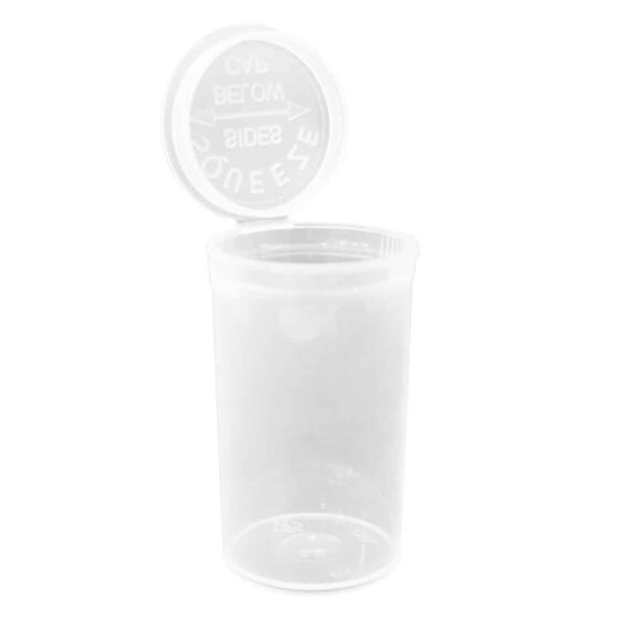 En gennemsigtig plastbeholder med en skrueprop i metal, der har en glat overflade. Beholderens form er cylindrisk og har en rund bund. Den indeholder et hvidt pulver, der fylder det meste af beholderen. Labelen er farverig med forskellige skrifttyper og grafik, der tydeligt angiver produktinformation. Refleksioner fra lyset skaber glimt på den glatte overflade.