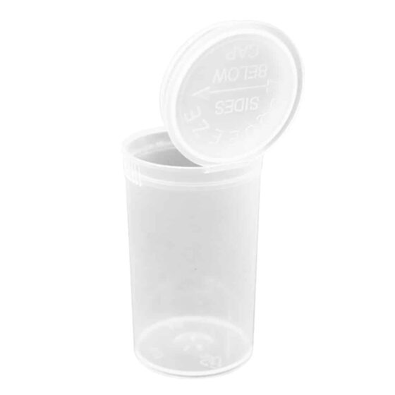 En klar, gennemsigtig plastikbeholder med en rund form, lukket med en flad, skruelåg i hvidt. Beholderen har en kapacitet på 30 gram og en glat overflade, der reflekterer lys. Låget har en let buet profil, og der er en etikette, der er delvist synlig, med tekst og symboler, der angiver indholdet.