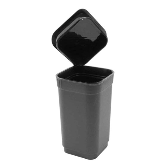 En firkantet beholder i mat sort plastik med en flad top og en glat overflade. Beholderen har afrundede kanter og fremstår kompakt. På toppen er der en lille, diskret åbning, der giver adgang til indholdet. Beholderen har en tydelig, firkantet form og en ensartet, mørk farve uden synlige mønstre eller teksturer.